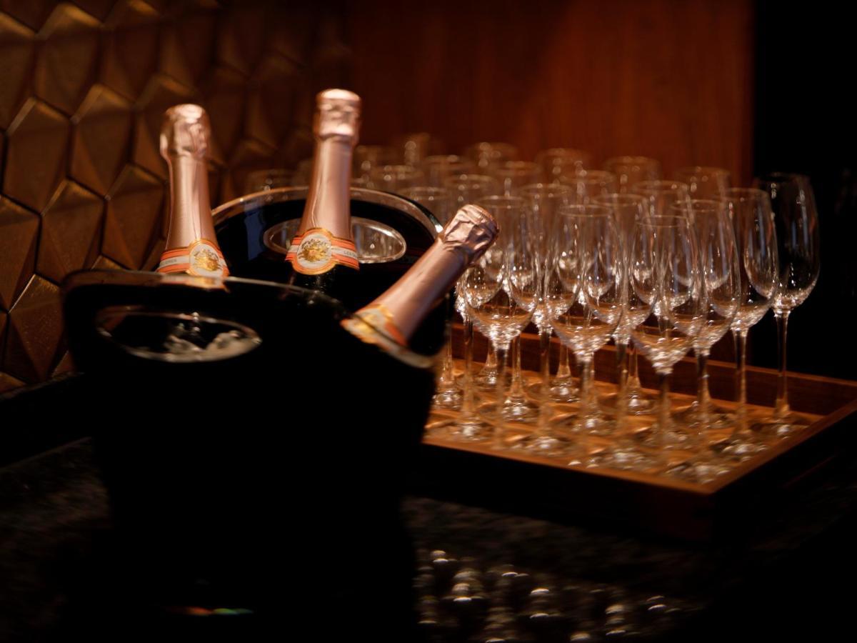 The Hotel Sanraku Kanazawa 21Th December 2022 Open Luaran gambar Champagne bottles and glasses
